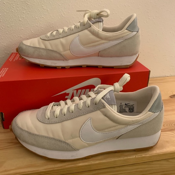 Nike DBreaker Sneakers Womens US Size 7 Like New - Picture 3 of 4